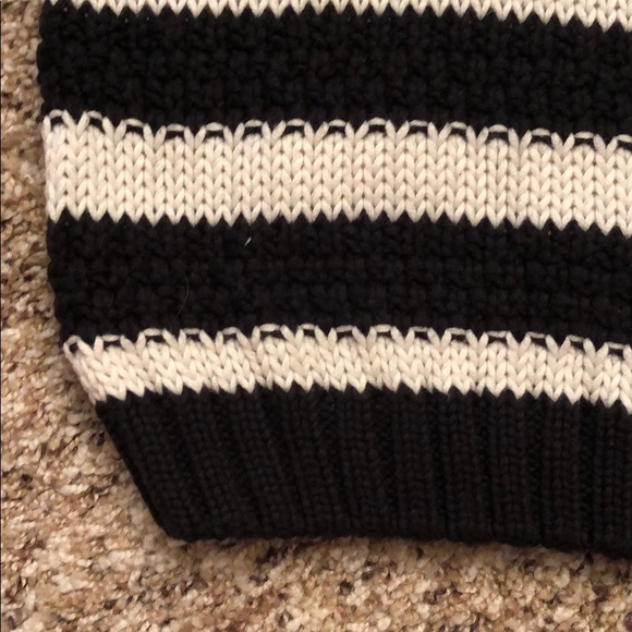 Forever 21 black and white sweater - Picture 3 of 3